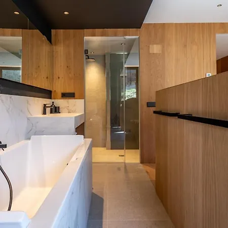 Isard Penthouse & Apartment