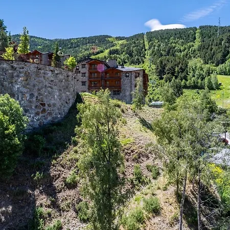 Isard Penthouse & Apartment